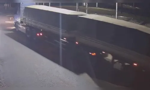 
							Veja o momento em que caminhão é atingido por trem em Jandaia do Sul
						
						