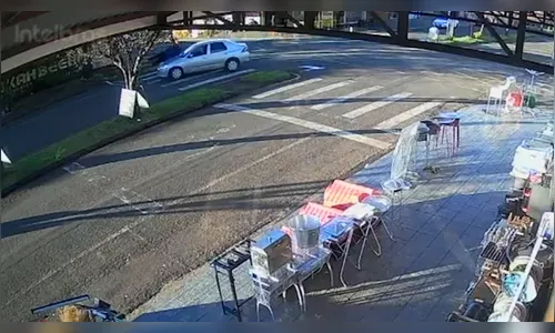 
							Vídeo mostra atropelamento de mulher em avenida de Apucarana; veja
						
						