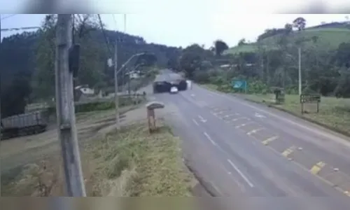 
							Vídeo mostra carro escapando por segundos de caminhão que tombou em SC
						
						