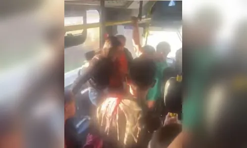 
							Vídeo mostra jovem agredindo idosa com socos e pisões dentro de ônibus; veja
						
						