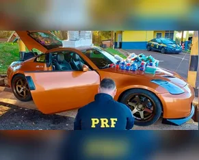Motorista pede para usar banheiro da PRF e foge deixando carro esportivo carregado de contrabando no PR
