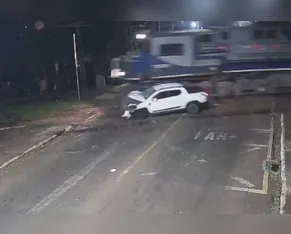 Vídeo mostra momento em que trem atinge caminhonete em passagem de nível de Jandaia do Sul (PR)