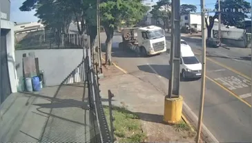 Câmera mostra carreta desviando de Fiorino antes de atingir Fiat Uno na Avenida Minas Gerais