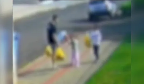 Mãe denuncia pai após vídeo mostrá-lo agredindo a filha de três anos no Paraná