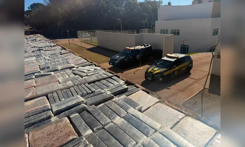 
							PRF e PM apreendem quase 3 toneladas de maconha oculta em teto de caminhão
						
						
