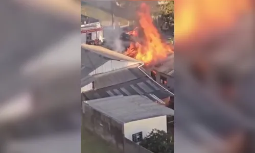 
							Homens quebram parede e resgatam vítima de casa em chamas no PR; veja o vídeo
						
						