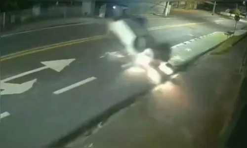 
							Carro capota e segue viagem após acidente em Santa Catarina; veja o vídeo
						
						