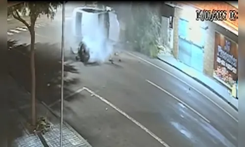 
							Câmera flagra acidente em que carro perde o motor após atingir árvore no PR
						
						