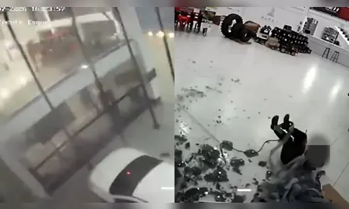 
							Câmera flagra momento em que vidraça desaba sobre trabalhador durante ventania
						
						