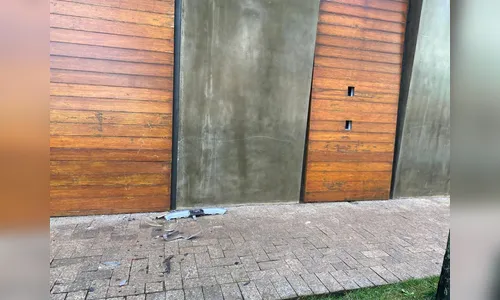 
							Motorista bêbado vai preso após bater na parede de escritório em Apucarana
						
						