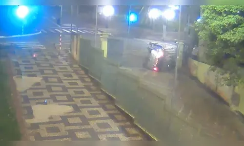 
							Carro capota em frente ao Museu Histórico de Londrina e deixa duas pessoas feridas
						
						