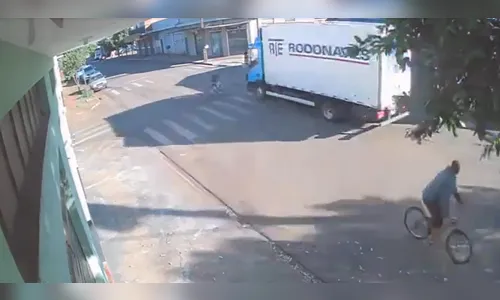 
							Vídeo mostra momento em que criança de bicicleta escapa de ser atropelada por caminhão no PR
						
						