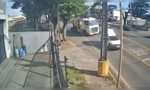 
							Câmera mostra carreta desviando de Fiorino antes de atingir Fiat Uno na Avenida Minas Gerais
						
						