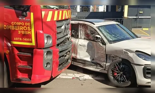 
							Câmera registra colisão entre Porsche e viatura do Corpo de Bombeiros em Arapongas
						
						