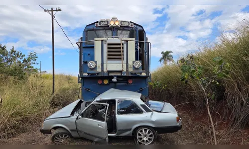 
							Carro foi arrastado 200 metros por trem em Califórnia, diz tenente do Corpo de Bombeiros
						
						