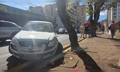 
							Carro bate contra árvore e motorista é socorrido pelos bombeiros no centro de Apucarana
						
						