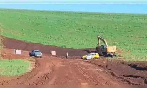 
							Carro é encontrado enterrado durante obras de pavimentação no Paraná
						
						