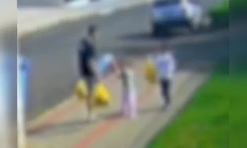 
							Vídeo de pai agredindo filha de 3 anos no meio da rua mobiliza polícia no PR
						
						