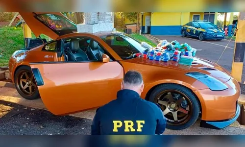 
							Motorista pede para usar banheiro da PRF e foge deixando carro esportivo carregado de contrabando no PR
						
						