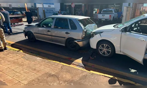 
							Engavetamento envolve quatro veículos no centro de Apucarana
						
						