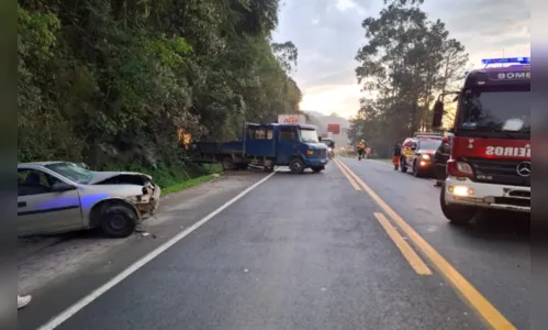 
							Engavetamento entre carros e caminhões deixa cinco feridos na BR-470
						
						