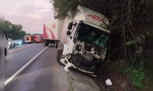 
							Engavetamento entre carros e caminhões deixa cinco feridos na BR-470
						
						