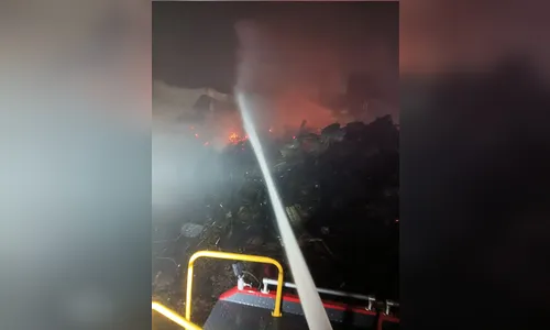 
							Força-tarefa com 60 bombeiros combate incêndio em indústria têxtil de Itajaí (SC)
						
						