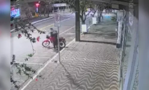 
							Câmeras de segurança flagram suspeito furtando moto durante a madrugada em Apucarana
						
						