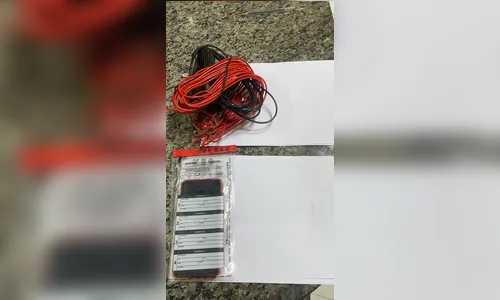 
							Homem é preso após tentar furtar fiação para pagar dívida de drogas em Apucarana
						
						