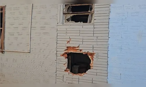 
							Homens quebram parede e resgatam vítima de casa em chamas no PR; veja o vídeo
						
						