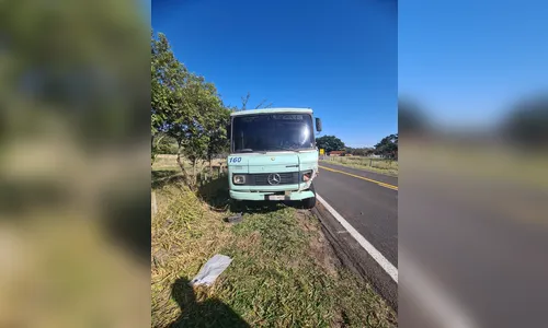 
							Idoso de 77 anos morre após queda e atropelamento por micro-ônibus no PR
						
						