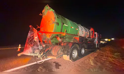 
							Motorista fica preso às ferragens após batida entre caminhões na PR-444
						
						