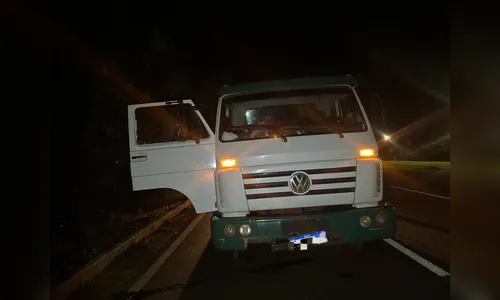 
							Mulher morre e filho fica ferido em acidente com dois caminhões na PR-444 em Arapongas
						
						