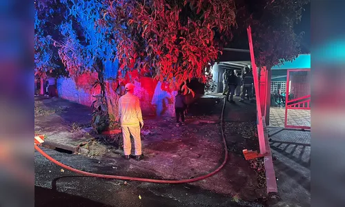 
							Residência pega fogo e mobiliza Corpo de Bombeiros em Apucarana
						
						
