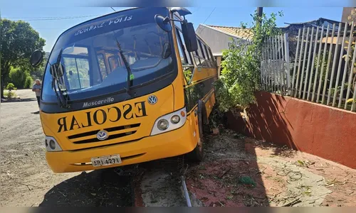 
							Ônibus escolar perde o freio e invade casa em Borrazópolis; morador escapa por um minuto
						
						