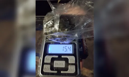 
							Operação Omnis mobiliza PM em Apucarana e resulta em apreensão de drogas e motocicleta
						
						