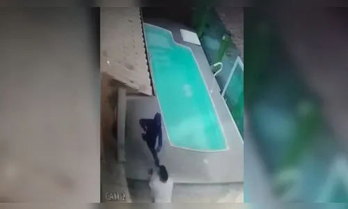 
							Pai entra em luta corporal com assaltantes para salvar filha e amiga em SC
						
						