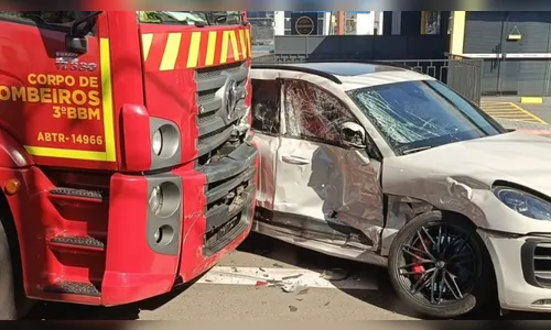
							Porsche colide com caminhão dos Bombeiros em cruzamento de Arapongas (PR)
						
						