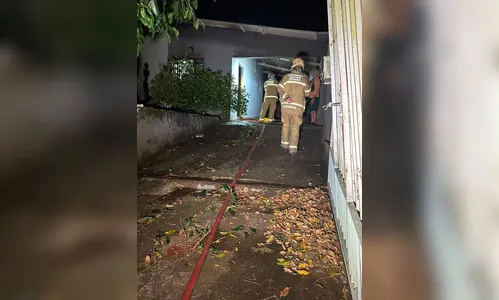 
							Residência pega fogo e mobiliza Corpo de Bombeiros em Apucarana
						
						