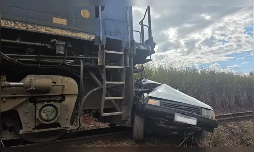 
							Motorista morre após carro ser atingido e arrastado por trem em Califórnia
						
						