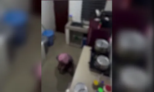 
							Vídeo de funcionária urinando em panela para suposta 'amarração amorosa' viraliza nas redes
						
						