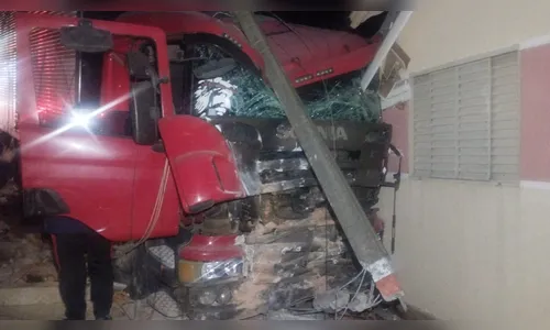 
							Vídeo flagra homem pulando antes de caminhão desgovernado atingir casa em Califórnia; assista
						
						