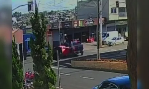 
							Vídeo mostra caminhonete invadindo lanchonete em Ivaiporã; veja
						
						