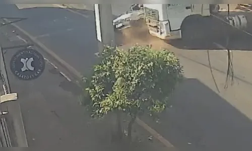 
							Vídeo mostra colisão entre carreta e Uno na Avenida Minas Gerais em Apucarana; veja
						
						