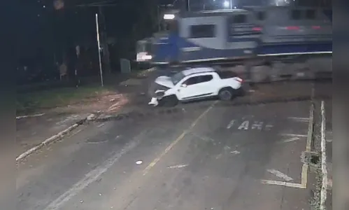 
							Vídeo mostra momento em que trem atinge caminhonete em passagem de nível de Jandaia do Sul (PR)
						
						