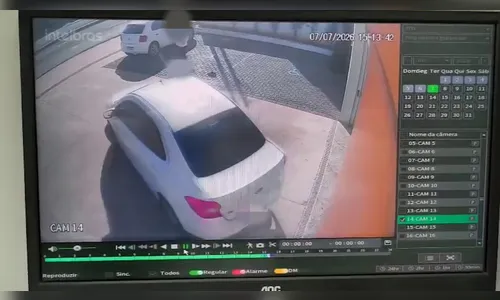 
							Vídeo: Mulher atropela funcionário após furtar farmácia no PR; suspeita fugiu em carro roubado de delegacia
						
						