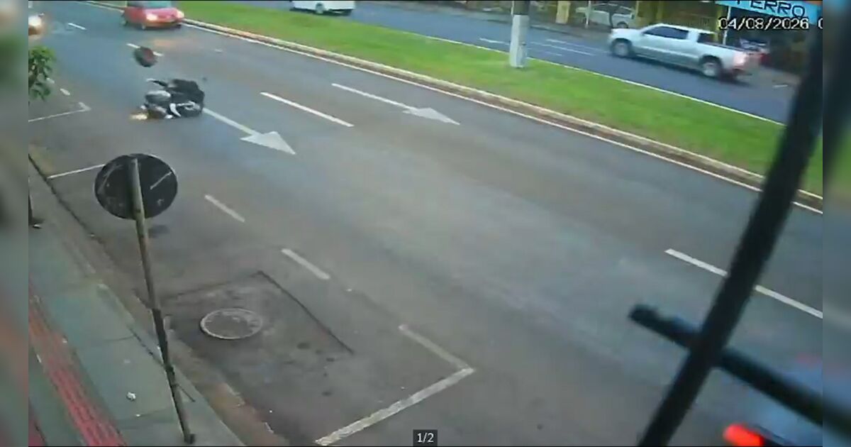 Câmeras flagram roda de carretinha atingindo motociclista a caminho do trabalho no PR