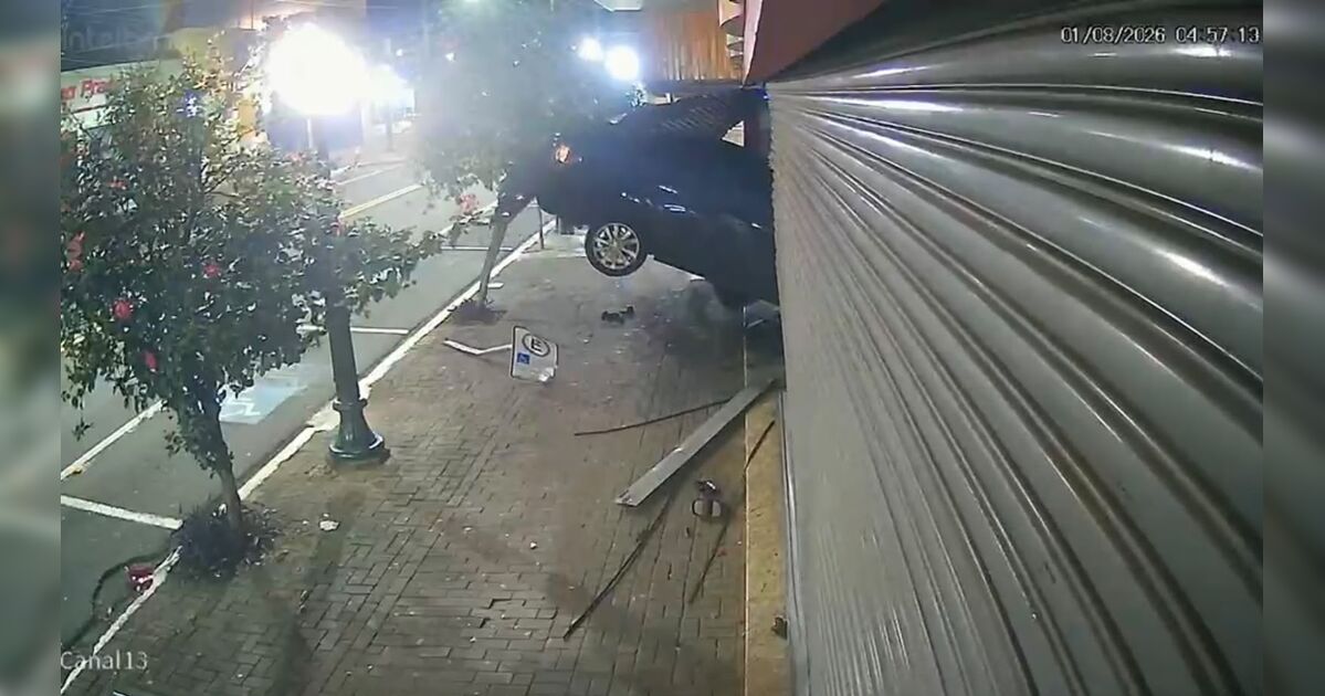 Vídeo mostra Toyota Corolla invadindo loja no centro de Apucarana; assista