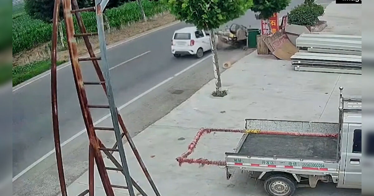 Vídeo: rajada de vento leva chapéu e evita que idoso seja atropelado por carro