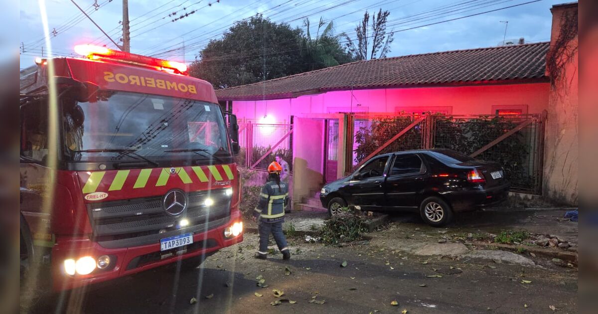 Motorista fica ferido após bater carro contra árvore em Apucarana